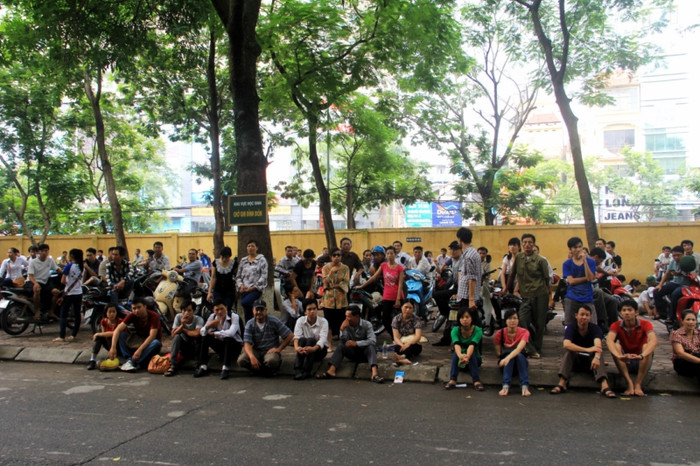 Mùa thi nào cũng vậy, những ông bố, bà mẹ không quản ngại gian khó đưa con từ các miền quê đi thi. Trong số ấy có rất nhiều người quanh năm "chân lấm tay bùn", nhưng họ hiểu rằng cho con cái chữ, kiến thức đó là điều quý giá nhất. Trong ảnh các phụ huynh chờ con thi tại Trường ĐH Sư phạm Hà Nội. Xem đáp án môn Vật lí - Xem đáp án môn Toán - Xem đáp án môn Hóa - Xem đáp án môn Ngoại ngữ Khối A1 Mùa thi nào cũng vậy, những ông bố, bà mẹ không quản ngại gian khó đưa con từ các miền quê đi thi. Trong số ấy có rất nhiều người quanh năm "chân lấm tay bùn", nhưng họ hiểu rằng cho con cái chữ, kiến thức đó là điều quý giá nhất. Trong ảnh các phụ huynh chờ con thi tại Trường ĐH Sư phạm Hà Nội. Xem đáp án môn Vật lí - Xem đáp án môn Toán - Xem đáp án môn Hóa - Xem đáp án môn Ngoại ngữ Khối A1