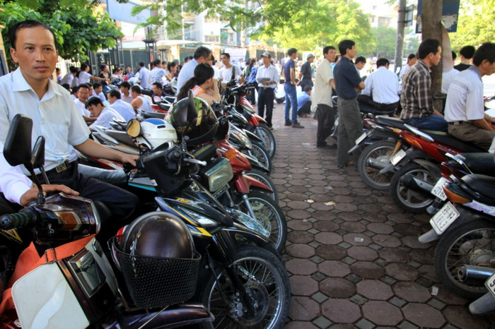 Nhìn những hình ảnh này thí sinh sẽ cố gắng làm bài thật tốt. Trong ảnh phụ huynh xếp thành hàng xe, hàng người chờ con thi môn Hóa học tại trường ĐH Bách khoa Hà Nội. Xem đáp án môn Vật lí - Xem đáp án môn Toán - Xem đáp án môn Hóa - Xem đáp án môn Ngoại ngữ Khối A1 Nhìn những hình ảnh này thí sinh sẽ cố gắng làm bài thật tốt. Trong ảnh phụ huynh xếp thành hàng xe, hàng người chờ con thi môn Hóa học tại trường ĐH Bách khoa Hà Nội. Xem đáp án môn Vật lí - Xem đáp án môn Toán - Xem đáp án môn Hóa - Xem đáp án môn Ngoại ngữ Khối A1