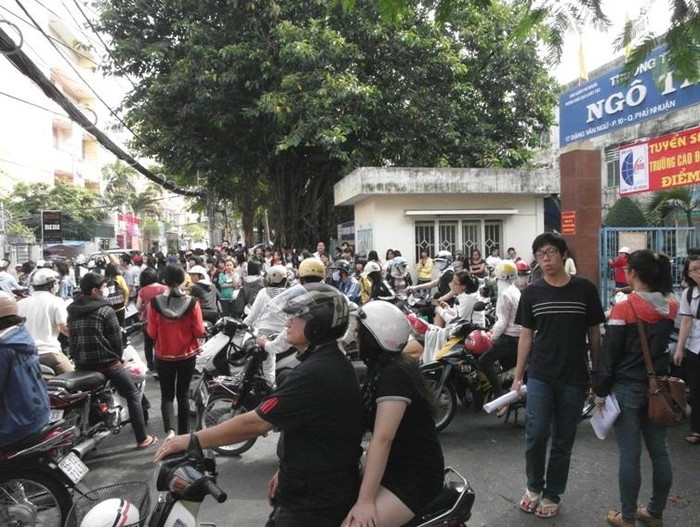 Thí sinh dự thi hệ CĐ trước điểm thi của trường CĐ Kinh tế Đối Ngoại.