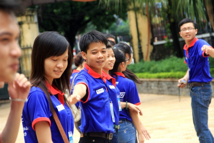 Trong khi chờ đoàn xe, các tình nguyện viên tập dượt các công tác đảm bảo tốt nhất để đón các thí sinh.