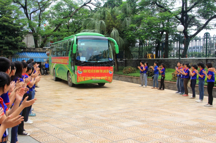 Đoàn xe được chào đón nhiệt tình.