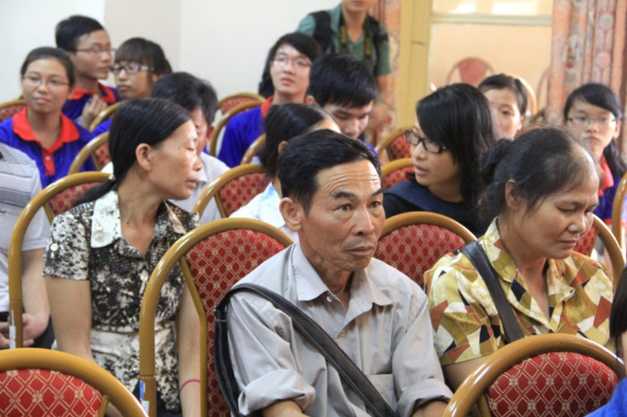 Các phụ huynh rất xúc động trước sự đón tiếp của Thành đoàn Hà Nội.