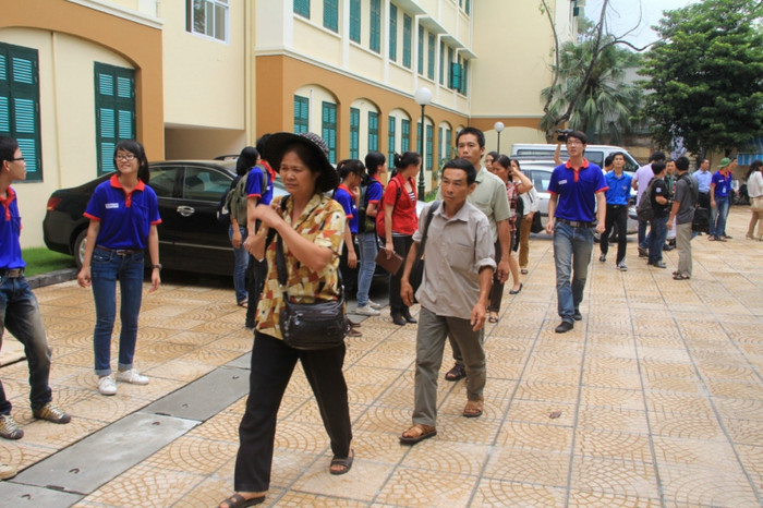 Nhiều phụ huynh đi theo để chăm sóc những ngày con đự thi.