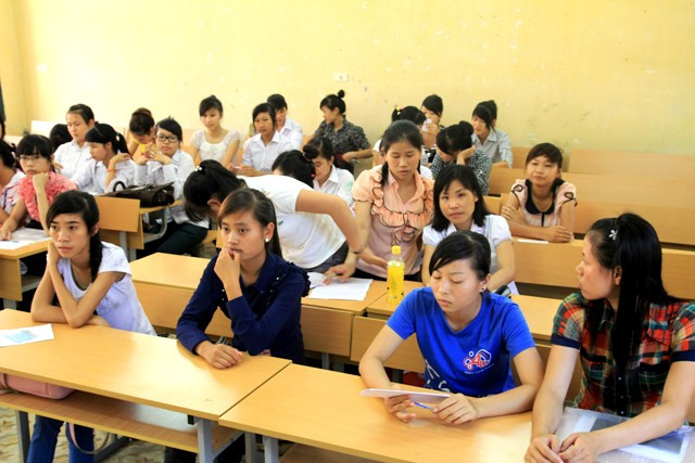 Thí sinh làm thủ tục thi tại Trường Cao đẳng Sư phạm Trung ương. Ảnh Xuân Trung Thí sinh làm thủ tục thi tại Trường Cao đẳng Sư phạm Trung ương. Ảnh Xuân Trung