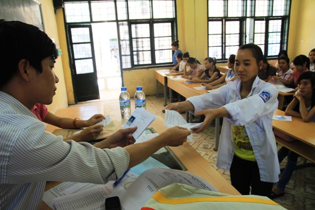 Thí sinh làm thủ tục dự thi tại Trường Cao đẳng Sư phạm Trung ương. Ảnh Xuân Trung