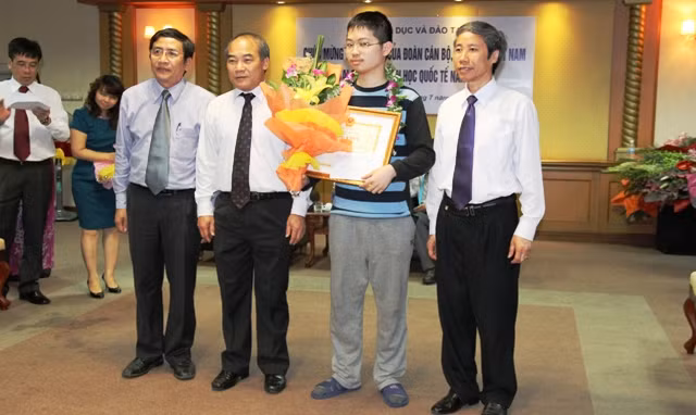 Hải Đăng nhận bằng khen và hoa từ Thứ trưởng Nguyễn Vinh Hiển. Hải Đăng nhận bằng khen và hoa từ Thứ trưởng Nguyễn Vinh Hiển.