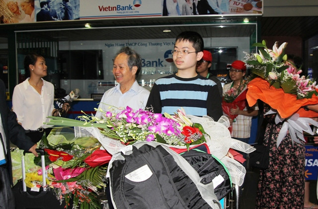 Đậu Hải Đăng với sự chào đón của người thân, bạn bè và thầy cô.