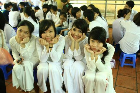 Thảo Ngọc (thứ hai từ phải qua) chụp ảnh kỷ niệm cùng các bạn lớp 12.