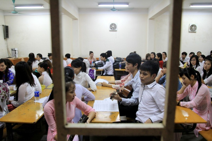 Trong phòng chờ, các thí sinh tranh thủ luyện giọng cho nhau trước khi vào phòng thi. ĐÁP ÁN CHÍNH THỨC CỦA BỘ GIÁO DỤC: TOÀN BỘ ĐÁP ÁN ĐH KHỐI B 2012 - TOÀN BỘ ĐÁP ÁN ĐH KHỐI A 2012 - TOÀN BỘ ĐÁP ÁN ĐH TOÁN, VĂN KHỐI D 2012 - TOÀN BỘ ĐÁP ÁN ĐH KHỐI C 2012 - ĐÁP ÁN ĐH CÁC MÔN NGOẠI NGỮ KHỐI D 2012