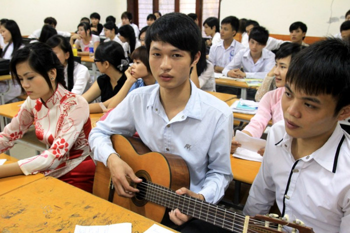 Các thí sinh tự luyện tập giọng bằng những ca khúc đơn giản để khởi động giọng của mình. Chỉ với cây đàn guitar các bạn truyền cảm hứng cho nhau trước khi vào thi. ĐÁP ÁN CHÍNH THỨC CỦA BỘ GIÁO DỤC: TOÀN BỘ ĐÁP ÁN ĐH KHỐI B 2012 - TOÀN BỘ ĐÁP ÁN ĐH KHỐI A 2012 - TOÀN BỘ ĐÁP ÁN ĐH TOÁN, VĂN KHỐI D 2012 - TOÀN BỘ ĐÁP ÁN ĐH KHỐI C 2012 - ĐÁP ÁN ĐH CÁC MÔN NGOẠI NGỮ KHỐI D 2012