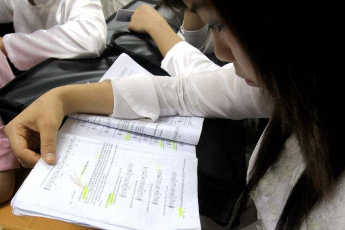 Các thí sinh khác tranh thủ đọc nhẩm lại bản nhạc của mình sắp dự thi. ĐÁP ÁN CHÍNH THỨC CỦA BỘ GIÁO DỤC: TOÀN BỘ ĐÁP ÁN ĐH KHỐI B 2012 - TOÀN BỘ ĐÁP ÁN ĐH KHỐI A 2012 - TOÀN BỘ ĐÁP ÁN ĐH TOÁN, VĂN KHỐI D 2012 - TOÀN BỘ ĐÁP ÁN ĐH KHỐI C 2012 - ĐÁP ÁN ĐH CÁC MÔN NGOẠI NGỮ KHỐI D 2012