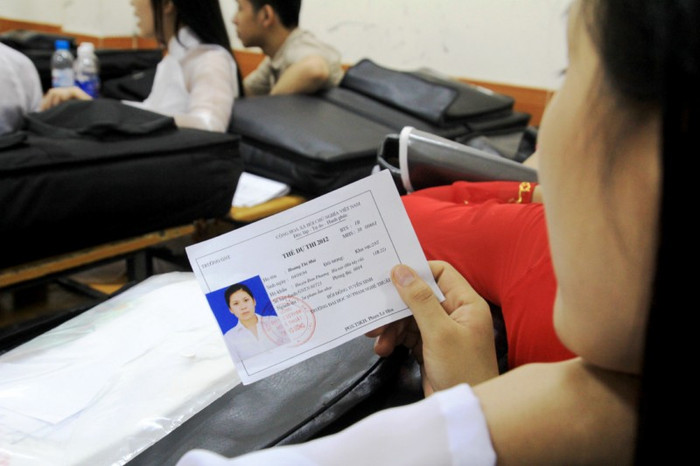 Thí sinh kiểm tra lại thông tin trên thẻ trước khi vào phòng dự thi. ĐÁP ÁN CHÍNH THỨC CỦA BỘ GIÁO DỤC: TOÀN BỘ ĐÁP ÁN ĐH KHỐI B 2012 - TOÀN BỘ ĐÁP ÁN ĐH KHỐI A 2012 - TOÀN BỘ ĐÁP ÁN ĐH TOÁN, VĂN KHỐI D 2012 - TOÀN BỘ ĐÁP ÁN ĐH KHỐI C 2012 - ĐÁP ÁN ĐH CÁC MÔN NGOẠI NGỮ KHỐI D 2012