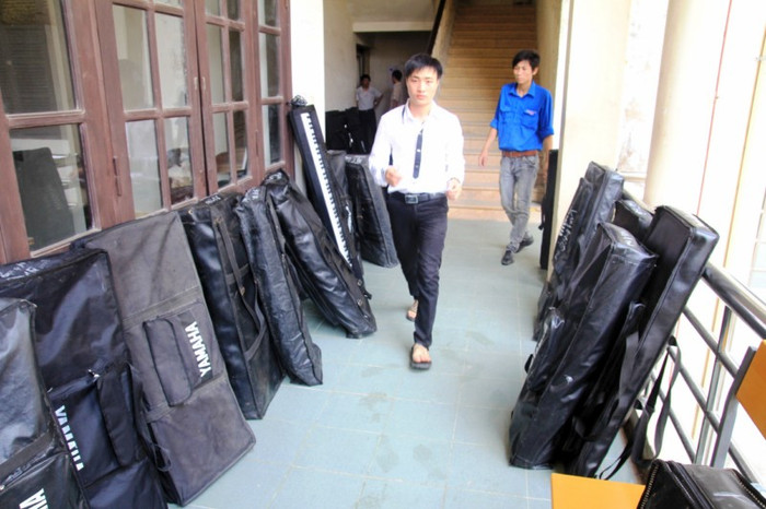 6 ngành nghệ thuật sáng nay tổ chức thi gồm: Sư phạm âm nhạc, Quản lý văn hóa, Thiết kế thời trang, Thiết kế đồ họa, Hội họa và Sư phạm Mỹ thuật. Trong ảnh là những nhạc cụ của mỗi thí sinh thi ngành Sư phạm âm nhạc chuản bị trước giờ thi. ĐÁP ÁN CHÍNH THỨC CỦA BỘ GIÁO DỤC: TOÀN BỘ ĐÁP ÁN ĐH KHỐI B 2012 - TOÀN BỘ ĐÁP ÁN ĐH KHỐI A 2012 - TOÀN BỘ ĐÁP ÁN ĐH TOÁN, VĂN KHỐI D 2012 - TOÀN BỘ ĐÁP ÁN ĐH KHỐI C 2012 - ĐÁP ÁN ĐH CÁC MÔN NGOẠI NGỮ KHỐI D 2012