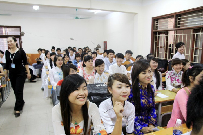 Các thí sinh tươi cười khi được sự động viên của Ban giám hiệu nhà trường. ĐÁP ÁN CHÍNH THỨC CỦA BỘ GIÁO DỤC: TOÀN BỘ ĐÁP ÁN ĐH KHỐI B 2012 - TOÀN BỘ ĐÁP ÁN ĐH KHỐI A 2012 - TOÀN BỘ ĐÁP ÁN ĐH TOÁN, VĂN KHỐI D 2012 - TOÀN BỘ ĐÁP ÁN ĐH KHỐI C 2012 - ĐÁP ÁN ĐH CÁC MÔN NGOẠI NGỮ KHỐI D 2012