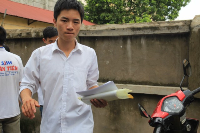 Thí sinh kết thúc bài làm môn Toán. Ảnh Xuân Trung Thí sinh kết thúc bài làm môn Toán. Ảnh Xuân Trung