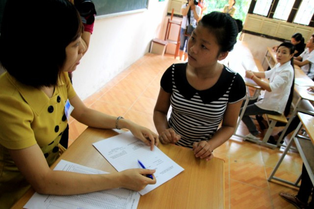 Thí sinh Nông Thị Oanh dự thi vào ĐH Công đoàn trong buổi sáng làm thủ tục quên không mang giấy chứng nhận tốt nghiệp phải làm giấy cam đoan. Ảnh Xuân Trung