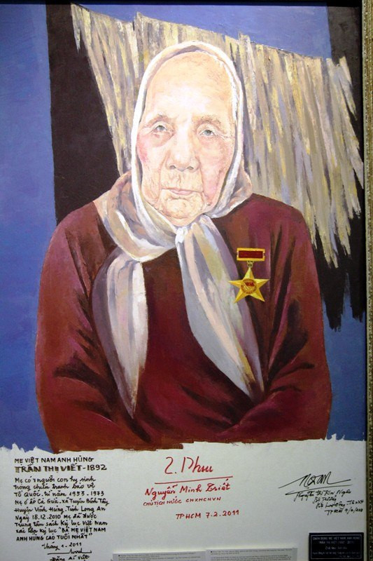 Mẹ Việt Nam anh hùng Trần Thị Viết – Sinh năm 1892. Mẹ có 7 người con hy sinh trong chiến tranh bảo vệ Tổ Quốc từ năm 1953-1973. Trung tâm sách kỷ lục Việt Nam xác lập kỷ lục “Bà mẹ Việt Nam anh hung cao tuổi nhất”. Mẹ Việt Nam anh hùng Trần Thị Viết – Sinh năm 1892. Mẹ có 7 người con hy sinh trong chiến tranh bảo vệ Tổ Quốc từ năm 1953-1973. Trung tâm sách kỷ lục Việt Nam xác lập kỷ lục “Bà mẹ Việt Nam anh hung cao tuổi nhất”.