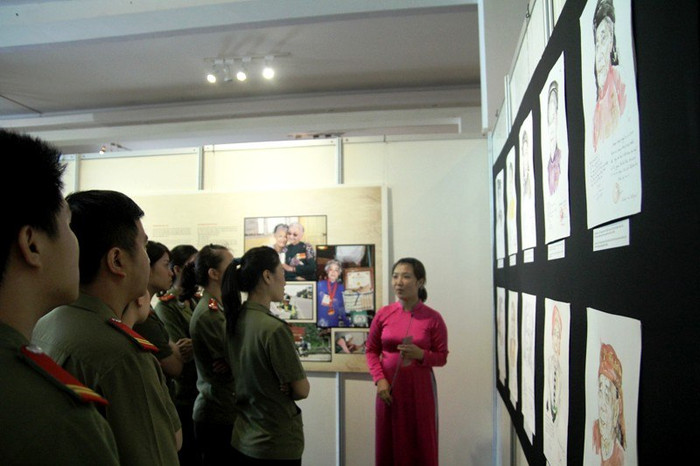 Triển lãm ký họa chân dung Mẹ Việt Nam anh hùng mang ý nghĩa uống nước nhớ nguồn sâu sắc. Triển lãm ký họa chân dung Mẹ Việt Nam anh hùng mang ý nghĩa uống nước nhớ nguồn sâu sắc.