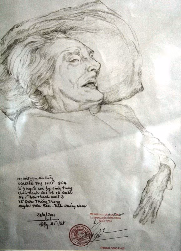 Đây là những giaay phút cuối đời của Mẹ Việt Nam anh hùng Nguyễn Thị Thứ được họa sỹ Đặng Ái Việt ghi lại bằng ký khi Mẹ Thứ đang nằm trên giường. Mẹ Thứ có 9 người con hy sinh trong chiến tranh bảo vệ Tổ Quốc. Mẹ ở thôn Thanh Quýt 2, xã Điện Thắng Trung, huyện Điện Bàn, tỉnh Quảng Nam.