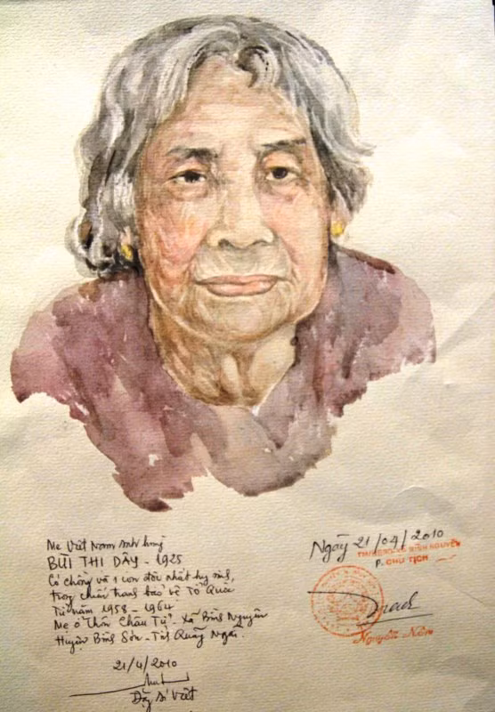 Chân dung Mẹ Bùi Thị Dây, sinh năm 1925 có chồng và con độc nhất hy sinh từ năm 1958-1964. Mẹ ở thôn Châu Tử, xã Bình Nguyên, huyện Bình Sơn, tỉnh Quảng Ngãi.