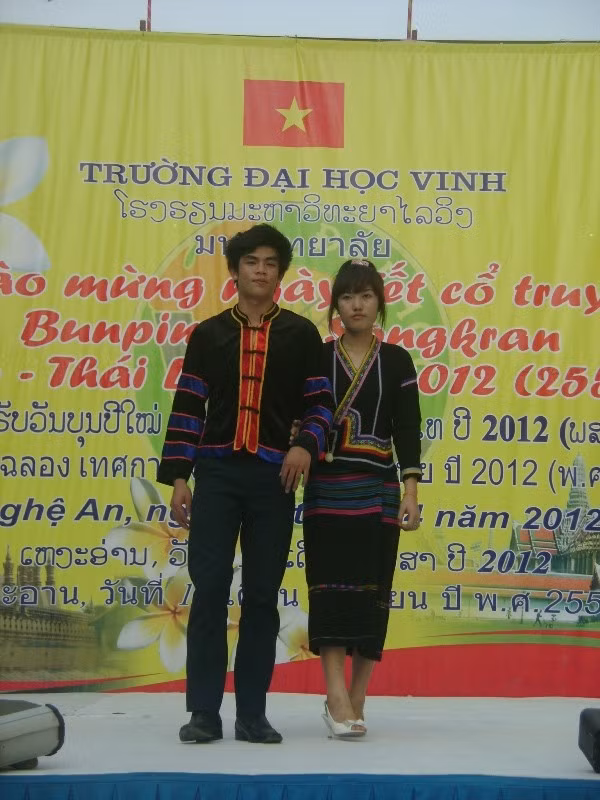 Những chàng trai cô gái Lào duyên dáng trong những bộ trang phục truyền thống