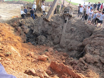 Vụ nổ bom xảy ra ngày dưới chân cầu Cấm thuộc địa phận xã Nghi Yên, huyện Nghi Lộc, Nghệ An Vụ nổ bom xảy ra ngày dưới chân cầu Cấm thuộc địa phận xã Nghi Yên, huyện Nghi Lộc, Nghệ An