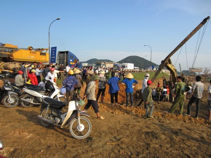 ... và làm hai công nhân bị thương, trong đó có một người bị thương nặng. ... và làm hai công nhân bị thương, trong đó có một người bị thương nặng.