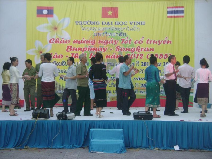 Đây cũng là dịp thể hiện tình anh em sâu sắc của dân tộc 3 nước. Tất cả đang đắm say trong điệu múa lăm vông truyền thống