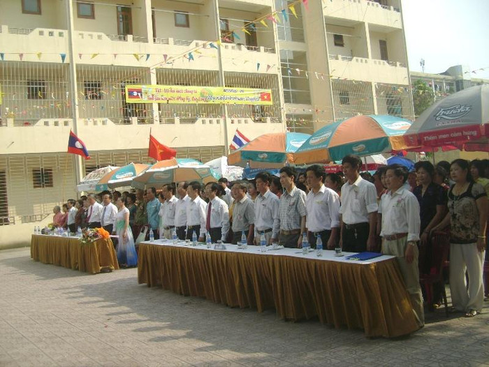 Đại biểu hội hữu nghị Việt Nam -Lào, Việt Nam - Thái Lan, Việt Nam -Nga và lãnh đạo Trường ĐH Vinh cùng với các lưu học sinh Lào và Thái Lan đang học tại các trường trên địa bàn tỉnh Nghệ An đang làm lễ chào cơ theo nghi thức 3 nước Việt Nam, Lào, Thái Lan