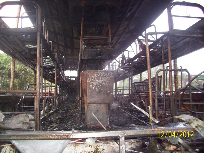 Phía trong xe cũng bị thiêu rụi hoàn toàn. Nguyên nhân ban đầu được xác định là do trước đó phát hiện chiếc xe bị cháy nhưng nhà xe vẫn tiếp tục cho xe vận hành nên tàn lửa đã bén vào đường dẫn khí gas lạnh của xe khiến ngọn lửa bùng nhanh làm hàng chục hành khách trên xe hoảng loạn. Phía trong xe cũng bị thiêu rụi hoàn toàn. Nguyên nhân ban đầu được xác định là do trước đó phát hiện chiếc xe bị cháy nhưng nhà xe vẫn tiếp tục cho xe vận hành nên tàn lửa đã bén vào đường dẫn khí gas lạnh của xe khiến ngọn lửa bùng nhanh làm hàng chục hành khách trên xe hoảng loạn.