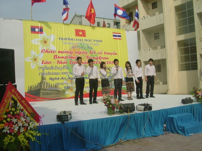 Màn hát tốp ca của các lưu học sinh Lào đã mở đầu cho buổi văn nghệ chúc mừng tết cổ truyền của các lưu học sinh Lào và Thái Lan. Cứ vào các ngày 13,14,15/4 hàng năm người Lào và Thái Lan lại tổ chức ngày đón năm mới. Đây cũng đã trở thành hoạt động được tổ chức thường niên hàng năm cho các lưu học sinh Lào và Thái Lan đang theo học trên địa bàn tỉnh Nghệ An