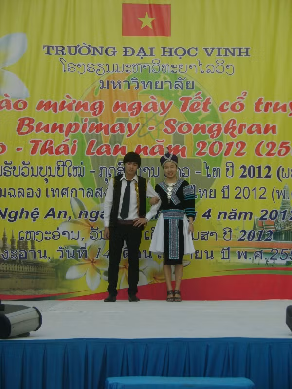 Sau màn văn Nghệ là phần trình diễn các bộ đồ truyền thống của dân tộc Lào và Thái Lan