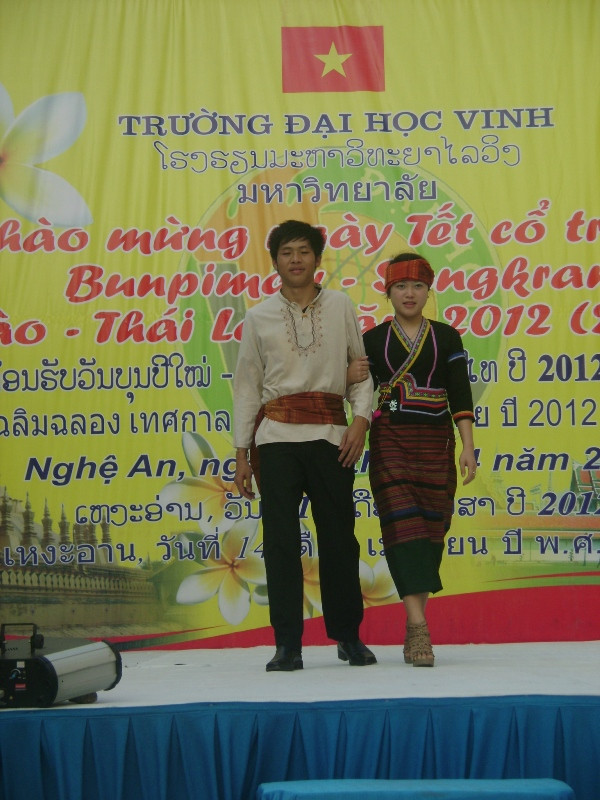 Dù với trang phục truyền thống nào thì vẫn thẻ hiện được nét đẹp riêng của con người xứ chùa tháp