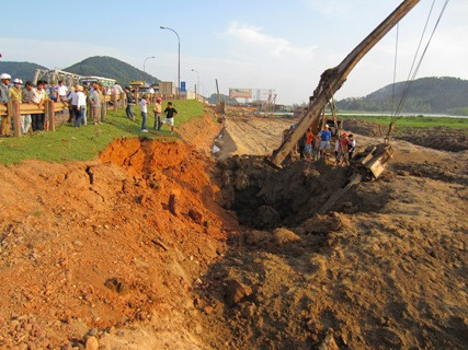 Vụ tai nạn xảy ra lúc đang có 5 công nhân thi công. Rất may khi xảy ra tai nạn chỉ có hai công nhân ở gần vị trí phát nổ. Vụ tai nạn xảy ra lúc đang có 5 công nhân thi công. Rất may khi xảy ra tai nạn chỉ có hai công nhân ở gần vị trí phát nổ.