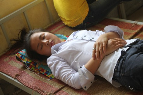 Nữ sinh bị ngất đang được điều trị tại trung tâm y tế của trường. Nữ sinh bị ngất đang được điều trị tại trung tâm y tế của trường.