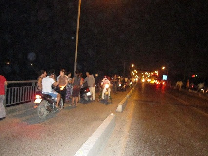 Nhận được tin có người nhảy cầu tự vẫn nhiều người dân hiếu kì đã tập trung kín trên mặt cầu Bến Thủy Nhận được tin có người nhảy cầu tự vẫn nhiều người dân hiếu kì đã tập trung kín trên mặt cầu Bến Thủy