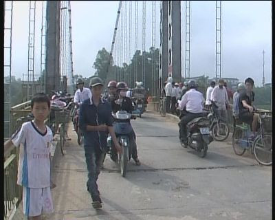 Rất nhiều người dân hiếu kỳ đã đến xem lực lượng chức năng tìm kiếm xác nạn nhân. Rất nhiều người dân hiếu kỳ đã đến xem lực lượng chức năng tìm kiếm xác nạn nhân.