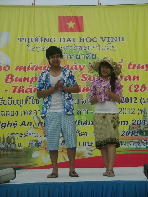 Trang phục mặc trong những ngày tết cổ truyền của người dân Lào