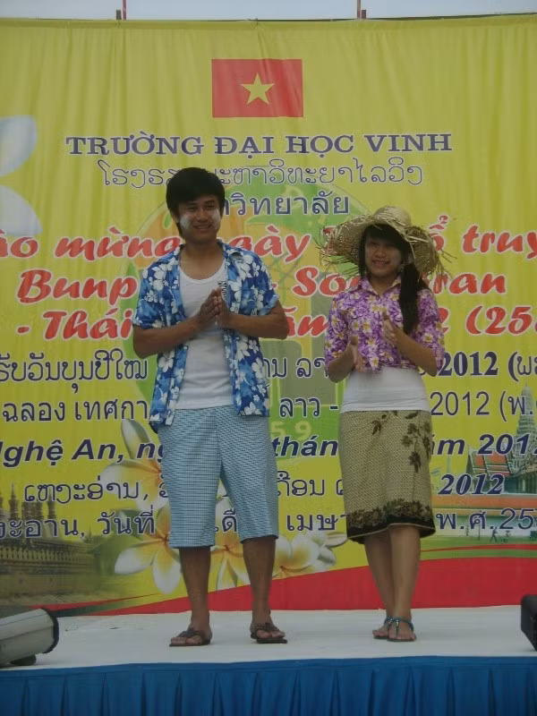 Trang phục mặc trong những ngày tết cổ truyền của người dân Lào