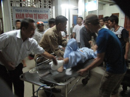 Anh Long được đưa vào cấp cứu tại Bệnh viện Đa khoa Hà Tĩnh trong tình trạng bị chấn thương nặng ở chân