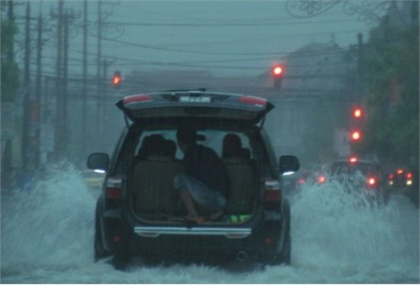 Mưa lớn đã khiến nhiều tuyến đường tại TP. Hà Tĩnh bị ngập sâu vào chiều ngày 23/6 (ảnh báo Hà Tĩnh)