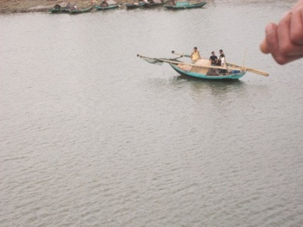 Đội cứu hộ đang tìm kiếm thi thể của Hợi Đội cứu hộ đang tìm kiếm thi thể của Hợi