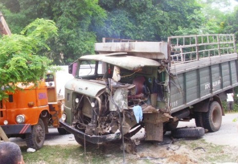 Đầu chiếc xe tải cũng chung số phận Đầu chiếc xe tải cũng chung số phận