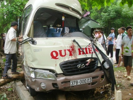 Cú đâm mạnh làm phần đầu chiếc xe khách bẹp dúm Cú đâm mạnh làm phần đầu chiếc xe khách bẹp dúm