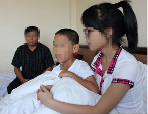 Chị em T vẫn còn sợ hãi khi kể lại khoảng thời gian bị gã bồ nhí của mẹ hành hung