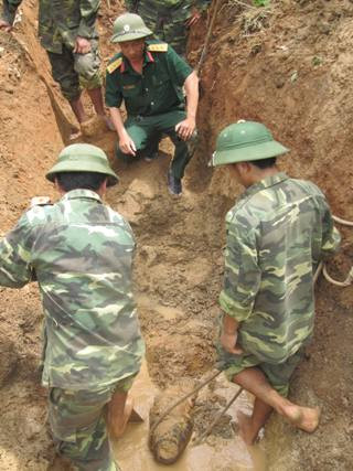 Quả bom được phát hiện trong quá trình thi công mở rộng tuyến Quốc lộ 15A Quả bom được phát hiện trong quá trình thi công mở rộng tuyến Quốc lộ 15A