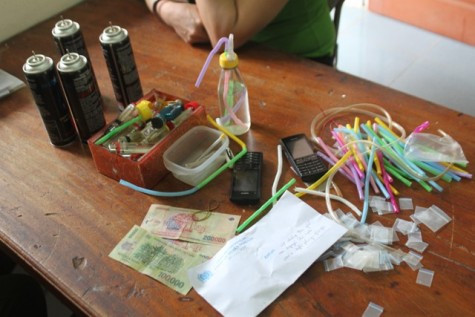 Số ma tuý và các vật dụng dùng để phcuj vụ việc sử dụng ma tuý thu được từ nhóm đối tượng trên Số ma tuý và các vật dụng dùng để phcuj vụ việc sử dụng ma tuý thu được từ nhóm đối tượng trên