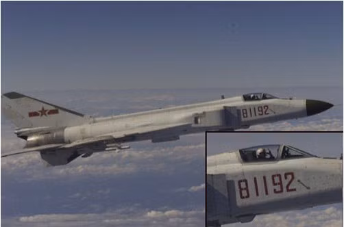 Máy bay chiến đấu J-8II Trung Quốc rơi vỡ do va chạm với máy bay quân sự Mỹ năm 2001 trên biển Đông.