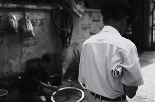 Lướt vội những tờ báo buổi sớm mai Lướt vội những tờ báo buổi sớm mai