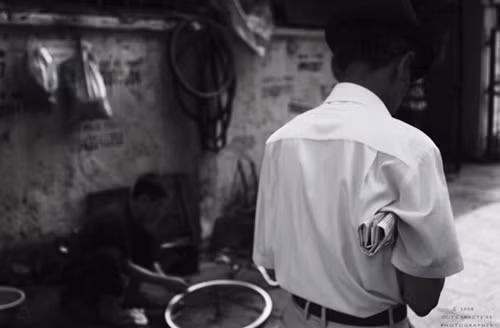 Lướt vội những tờ báo buổi sớm mai